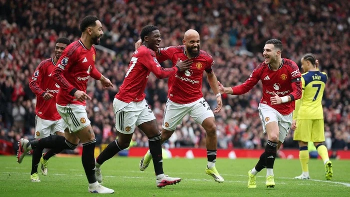 Manchester United Menang 2-0 atas Tottenham yang Kehilangan Satu Pemain